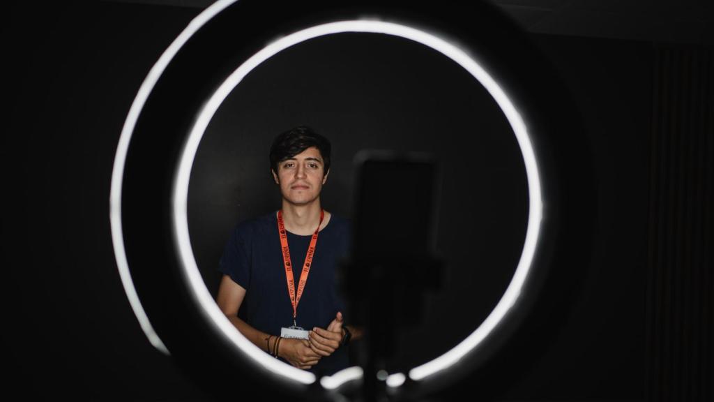 En el plató de vídeo de EL ESPAÑOL, grabando un post para Redes