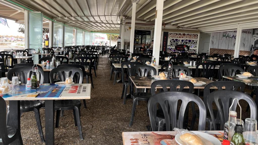 Interior del chiringuito El Merlo