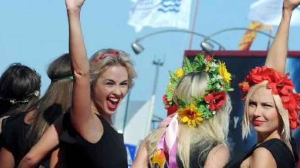 Varios activistas del grupo feminista feminista, incluida Sasha Shevchenko, en el centro, posan al llegar a la competencia fuera de la película 'Ucrania no es un burdel'.