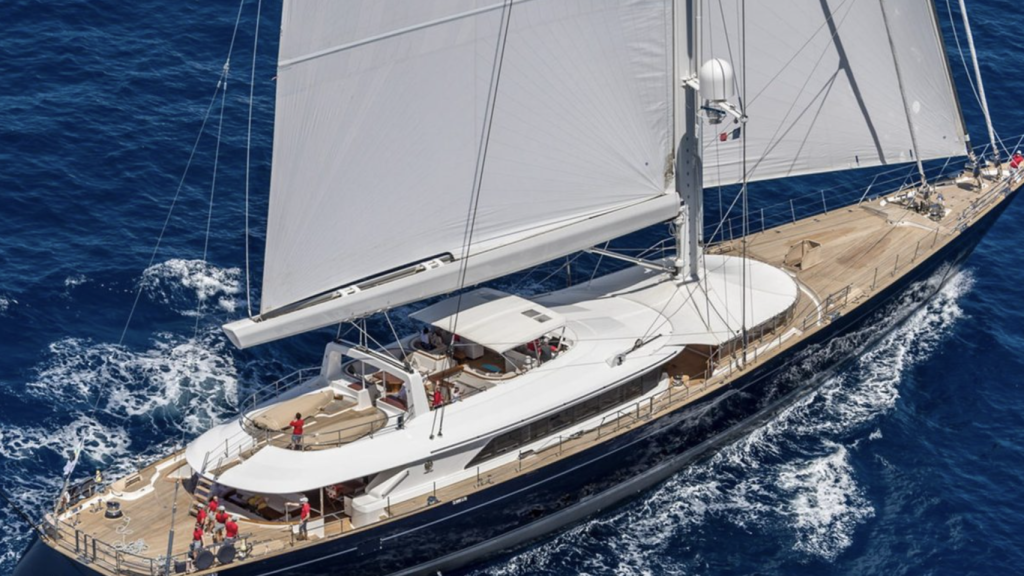 Vista aérea del yate Bayesian, cuyo nombre hace referencia al matemático Thomas Bayes, referente de Mike Lynch.
