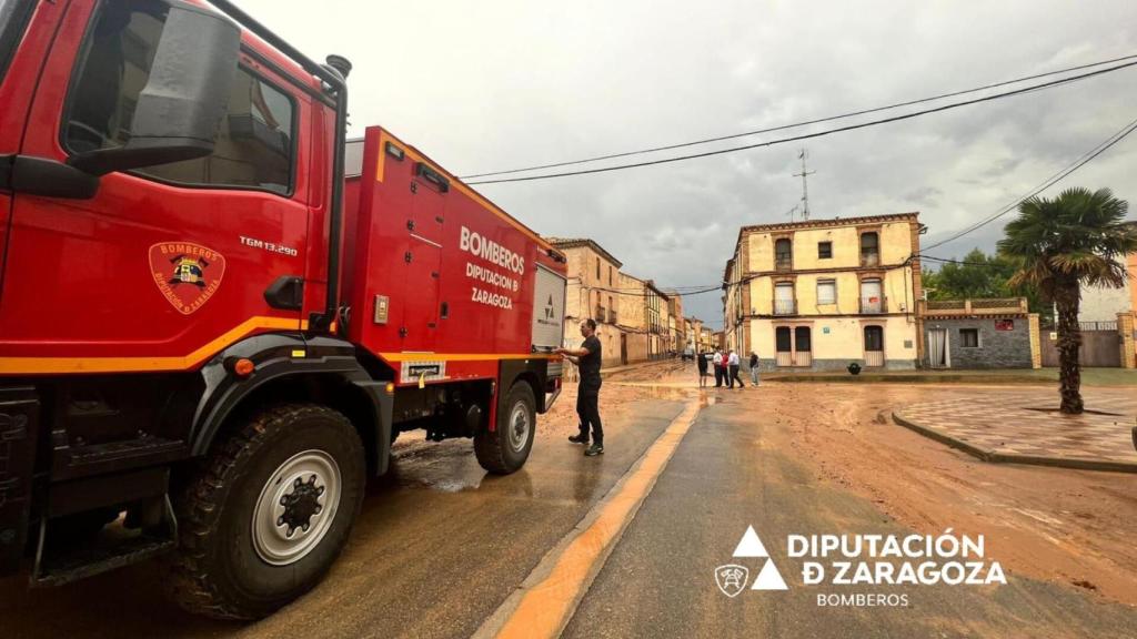 Los bomberos de la DPZ trabajan limpiando el barro
