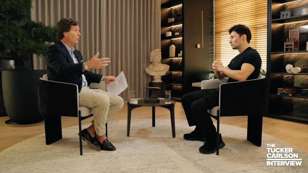 El periodista estadounidense Tucker Carlson junto a Pavel Durov, en una entrevista en abril de 2024.