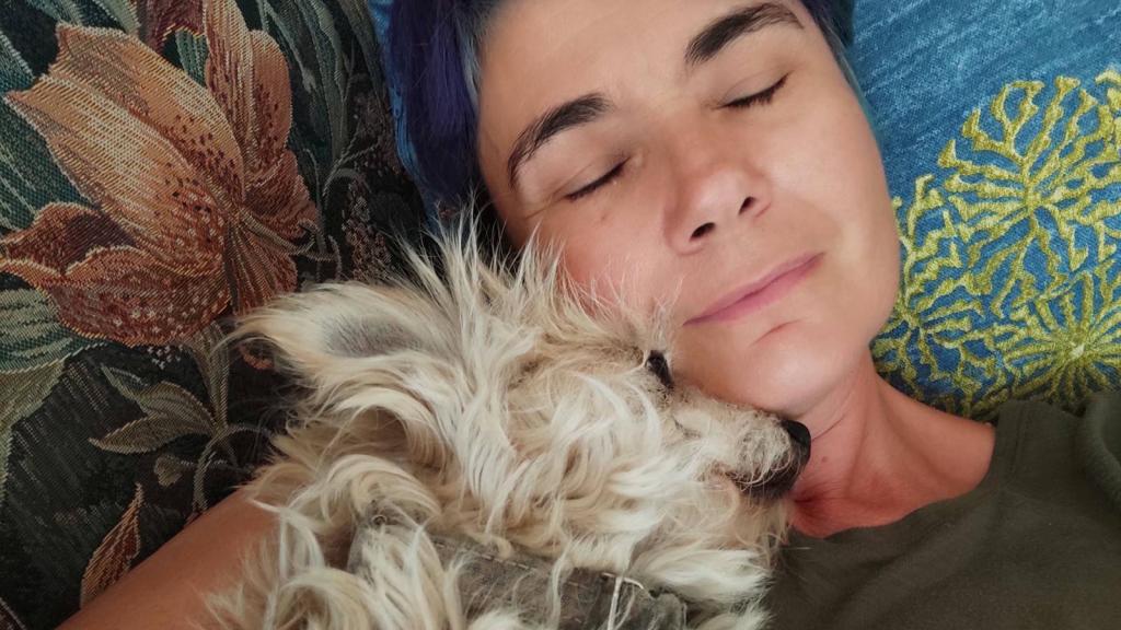 Carmen Castro, psicóloga de la Asociación Hydra con un perro.