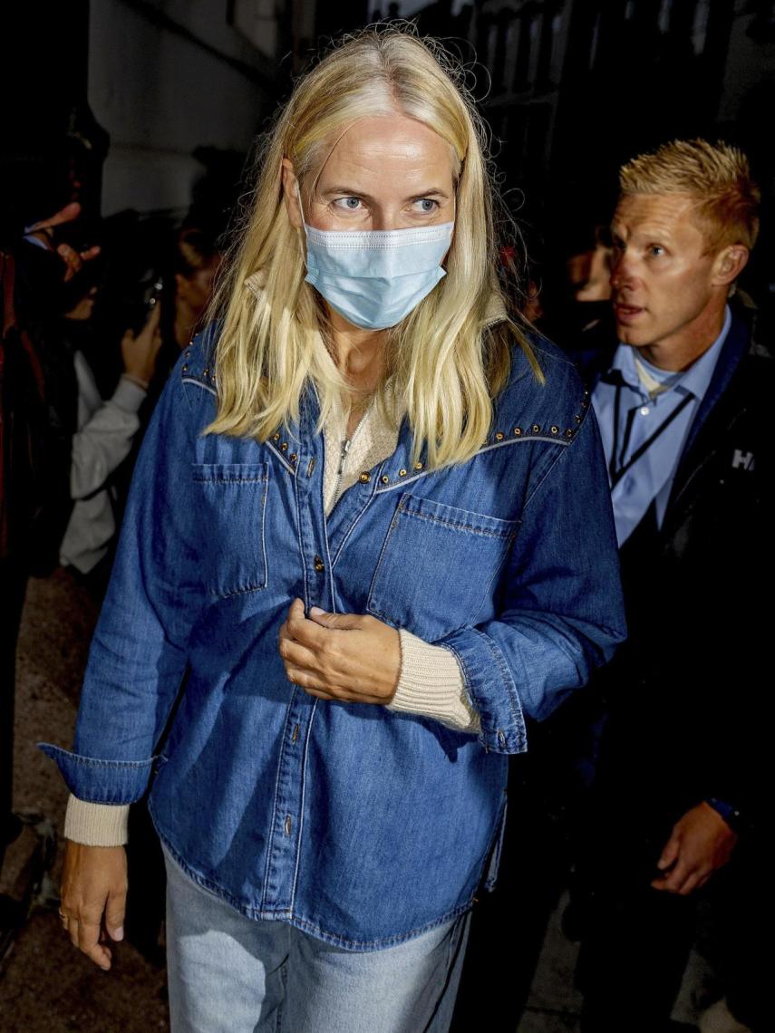 Una de las asistentes a la fiesta preboda ha sido Mette-Marit, cuñada de Marta Luisa de Noruega.