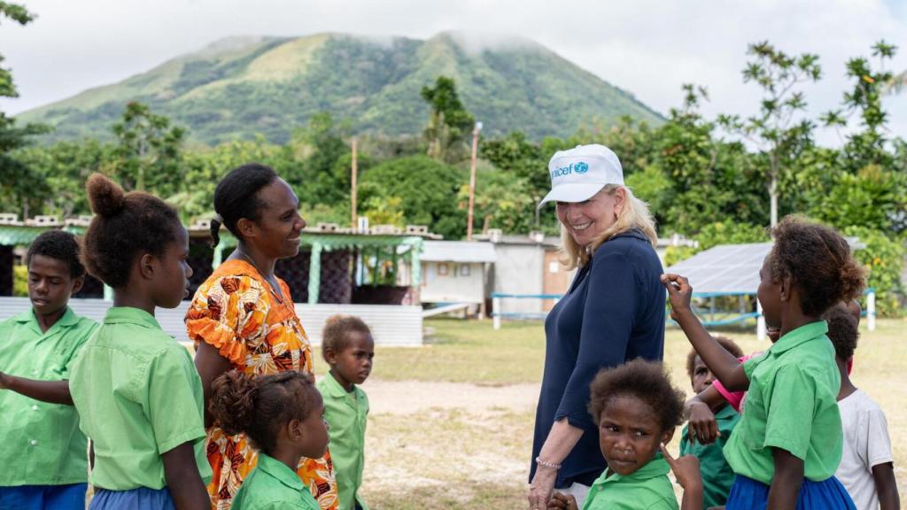 Russell habla con Rossie, directora de la escuela que visitó en Vanuatu, y sus alumnos.