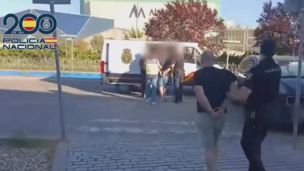 La Policía Nacional deteniendo a un ladrón de viviendas.