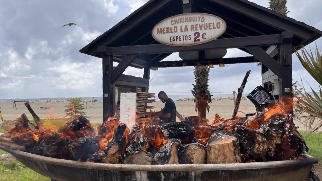 Zona de los espetos del chiringuito El Merlo.
