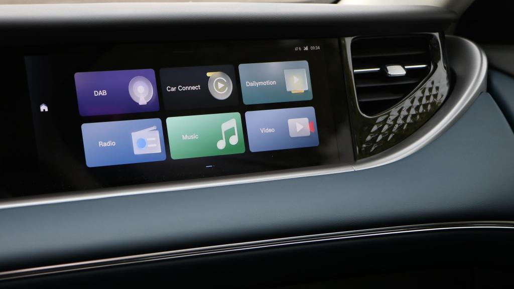 El pasajero cuenta con una tercera pantalla.