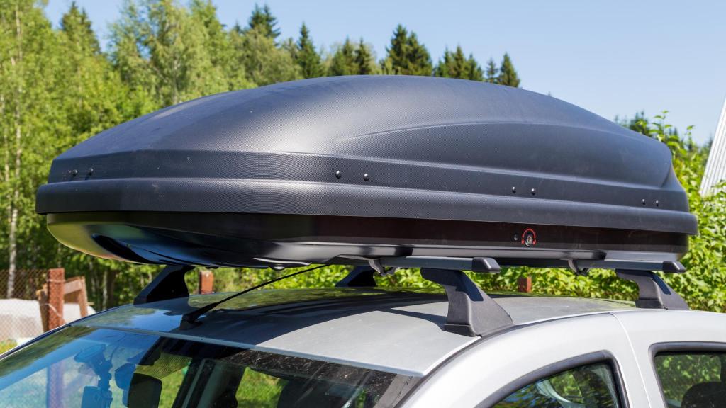 Imagen de un cofre en el coche.