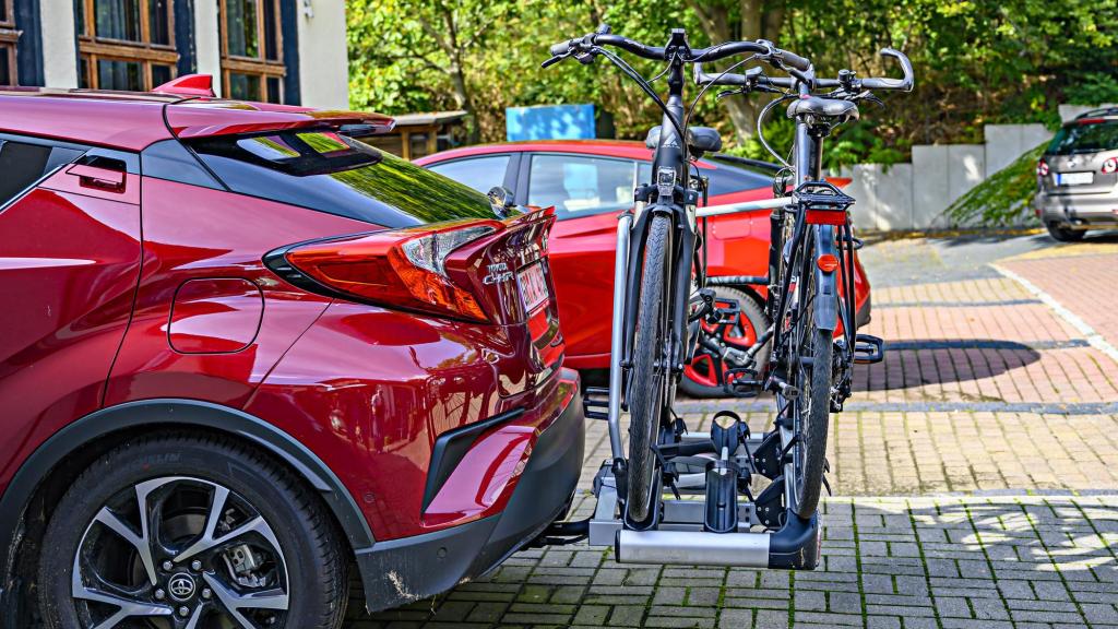 Imagen de un portabicicletas en un coche.