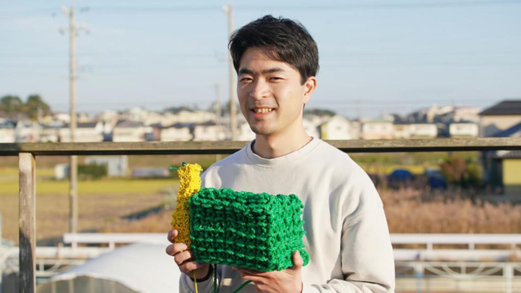 Yuichi Hirose con una de sus objetos sólidos fabricados con hilo flexible