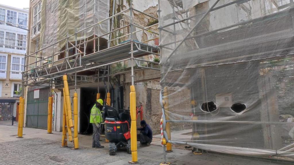 Obreros en uno de los tres edificios con andamios en la calle Estrecha de San Andrés.