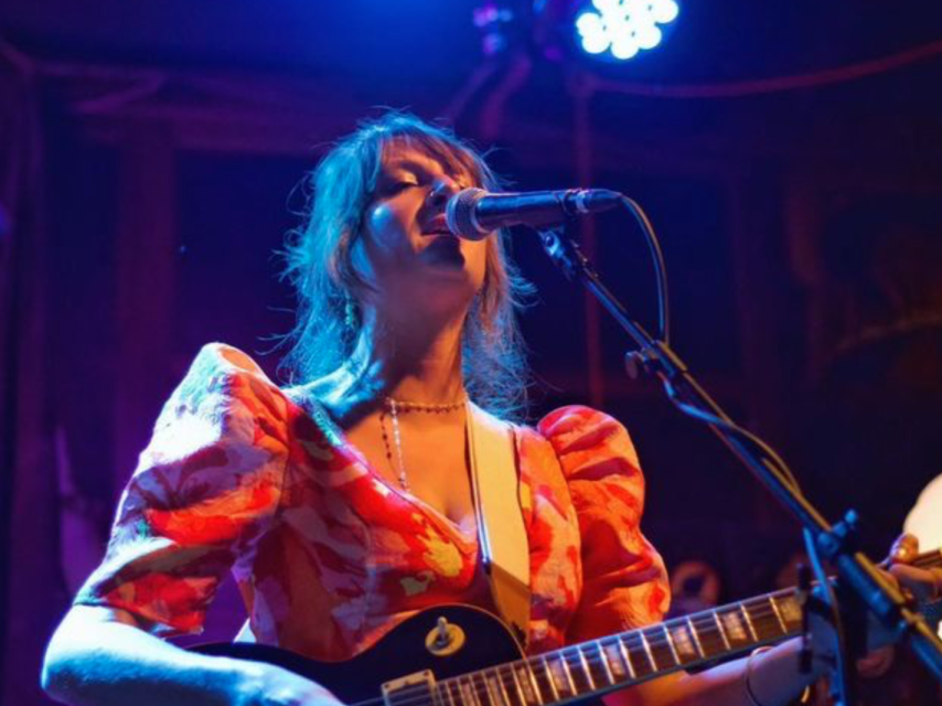 Gina Leslie, durante un concierto.