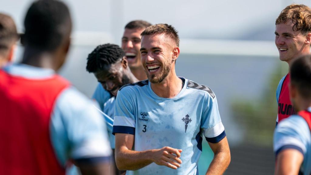 Mingueza, felicitado por sus compañeros por la convocatoria con la Selección Española.