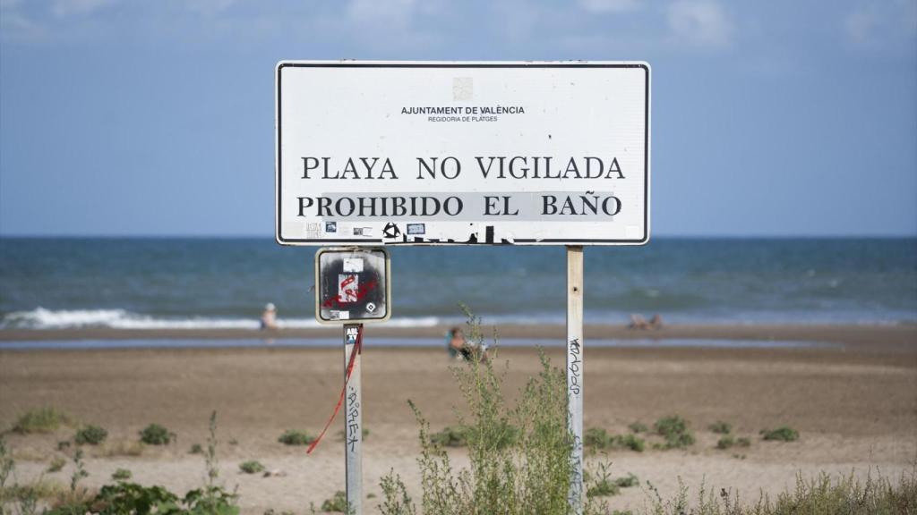 Cartel de advertencia en la playa de Massalfassar, a 26 de agosto de 2024, en Massalfassar, Valencia. Jorge Gil/EP