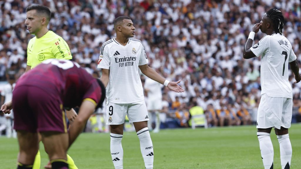 Mbappé y Vinicius hablan durante un partido del Real Madrid