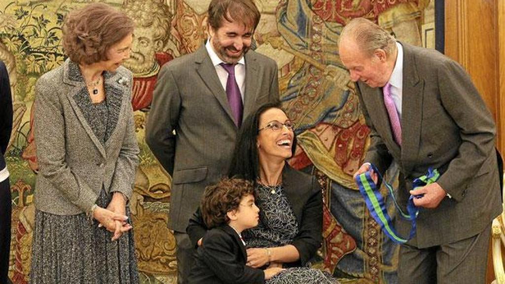 Teresa Perales acompañada por su hijo al recibir el premio Princesa de Asturias.