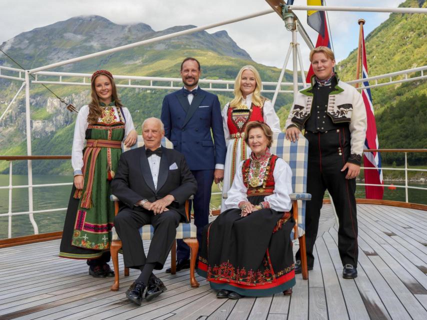 El rey Harald de Noruega, la reina Sonja, el príncipe heredero Haakon, la princesa heredera Mette-Marit, la princesa Ingrid Alexandra y el príncipe Sverre Magnus posan para una fotografía a bordo del barco real Noruega en Geirangerfjord.