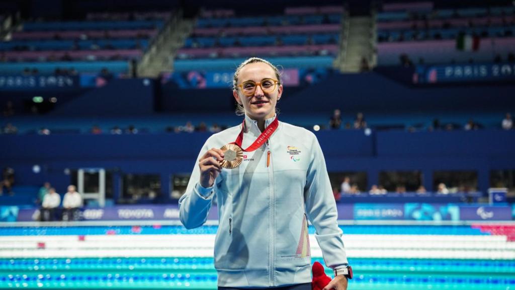 María Delgado posa con la medalla de bronce de los 100 metros espalda.
