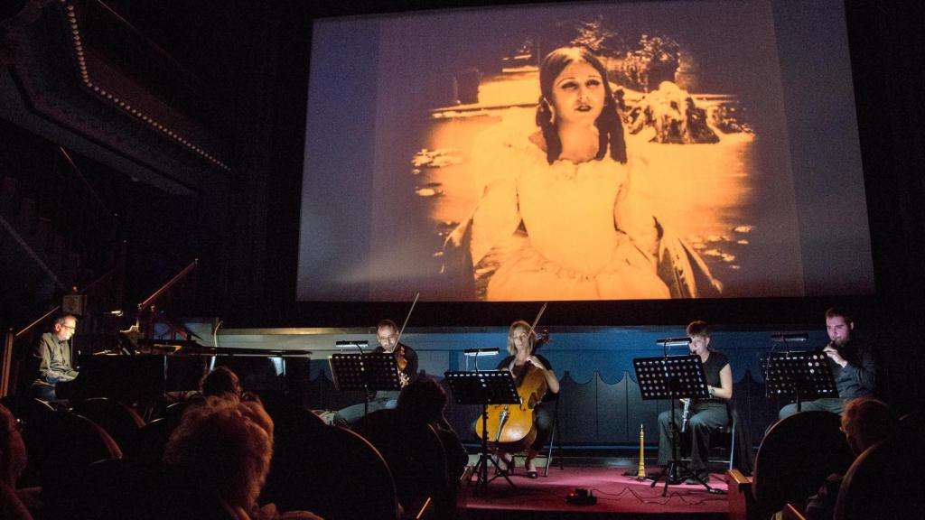 El cine Doré en una de sus habituales sesiones de cine mudo con acompañamiento musical.  Foto: Curro Vargas.