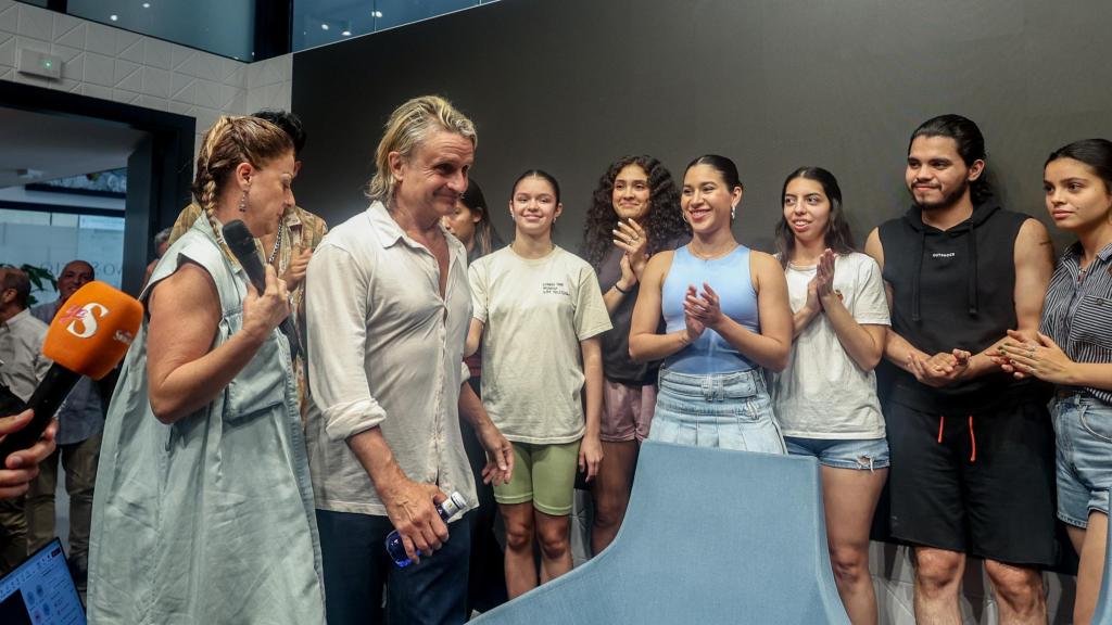 Nacho Cano es aplaudido por los supuestos becarios antes de la rueda de prensa convocada tras su detención en julio.