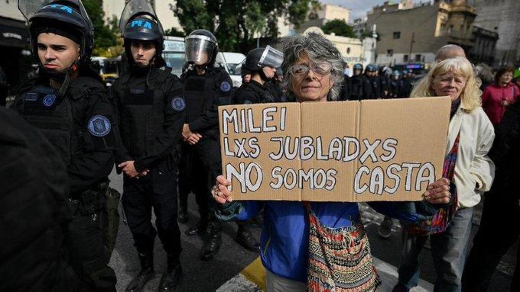 La policía se enfrenta a los manifestantes que protestan por las pensiones en Argentina.