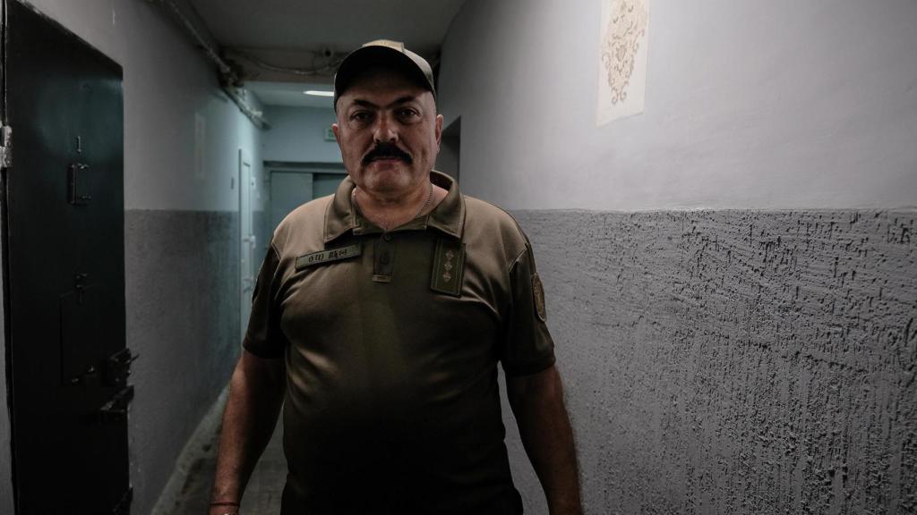 Volodimir, el subdirector de uno de los centros de detención donde el Ejército ucraniano lleva a los prisioneros de guerra capturados en Kursk.