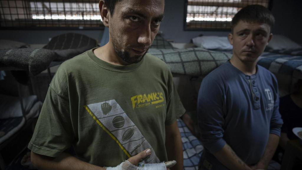 Un prisionero de guerra ruso, que resultó herido durante los combates, tras recibir las curas médicas diarias en el centro de detención donde le llevó el Ejército ucraniano.