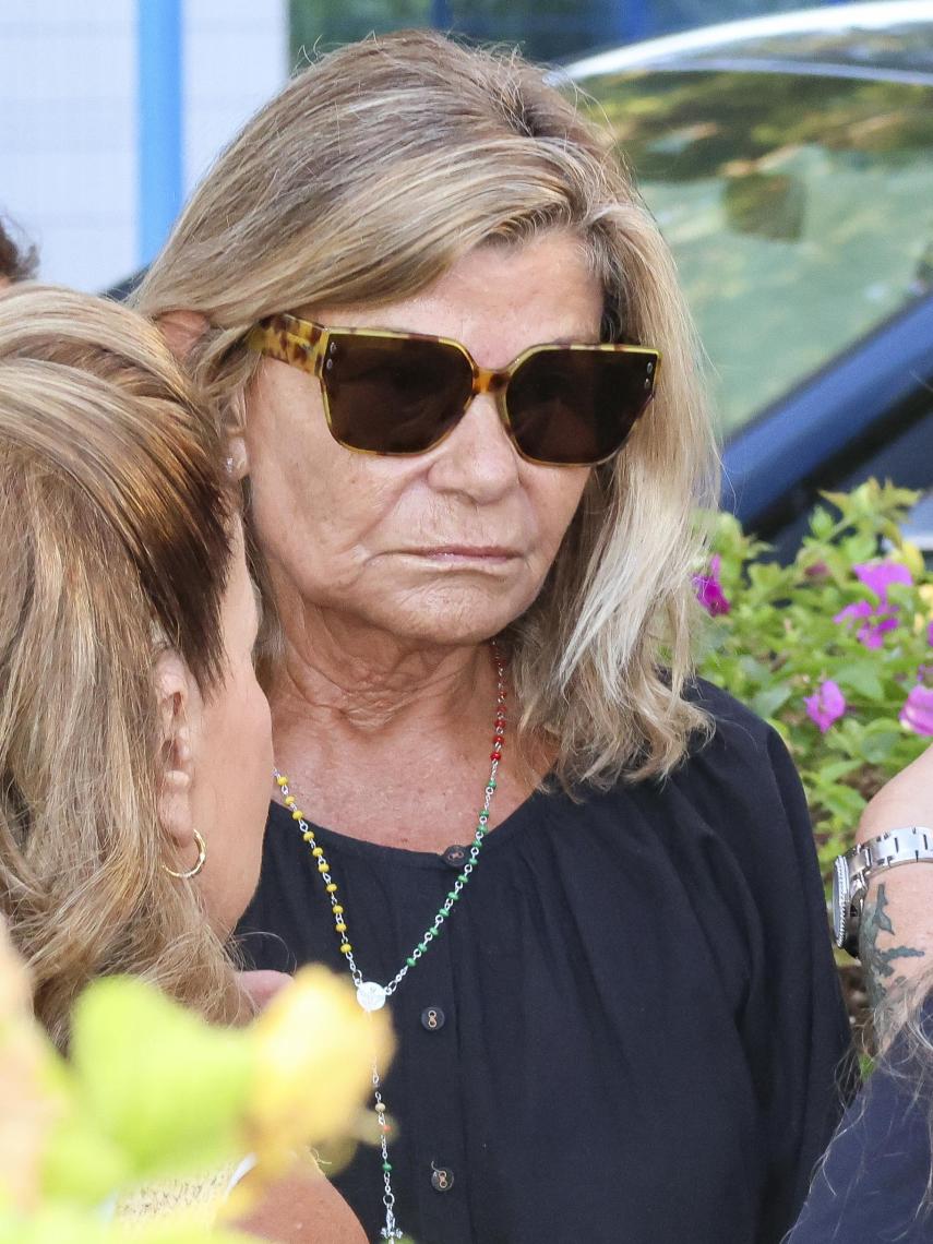 Cari Lapique en el funeral de su marido, Carlos Goyanes.