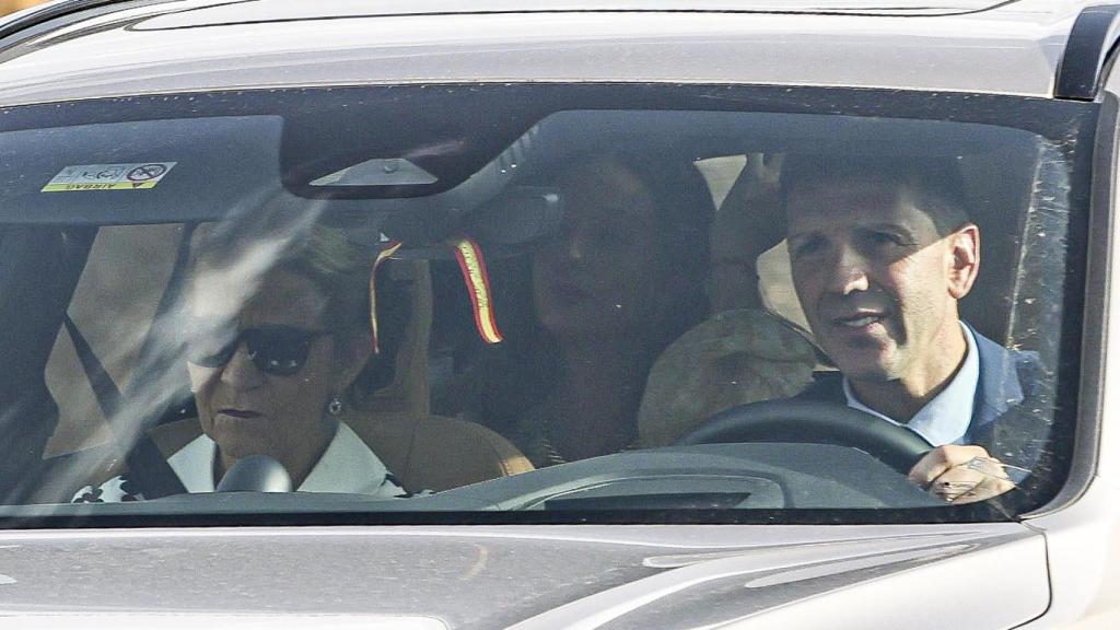 La infanta Elena y Victoria Federica, otros de los grandes rostros en la boda de Victoria López-Quesada.