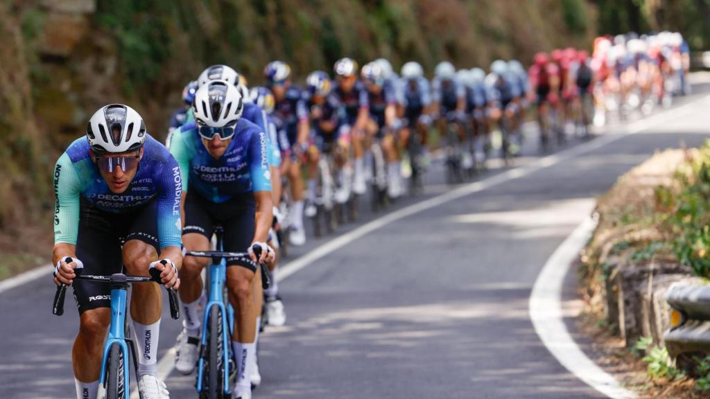 El pelotón, durante la última etapa de La Vuelta.