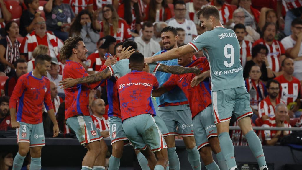 Los jugadores del Atlético celebran el gol de Correa.