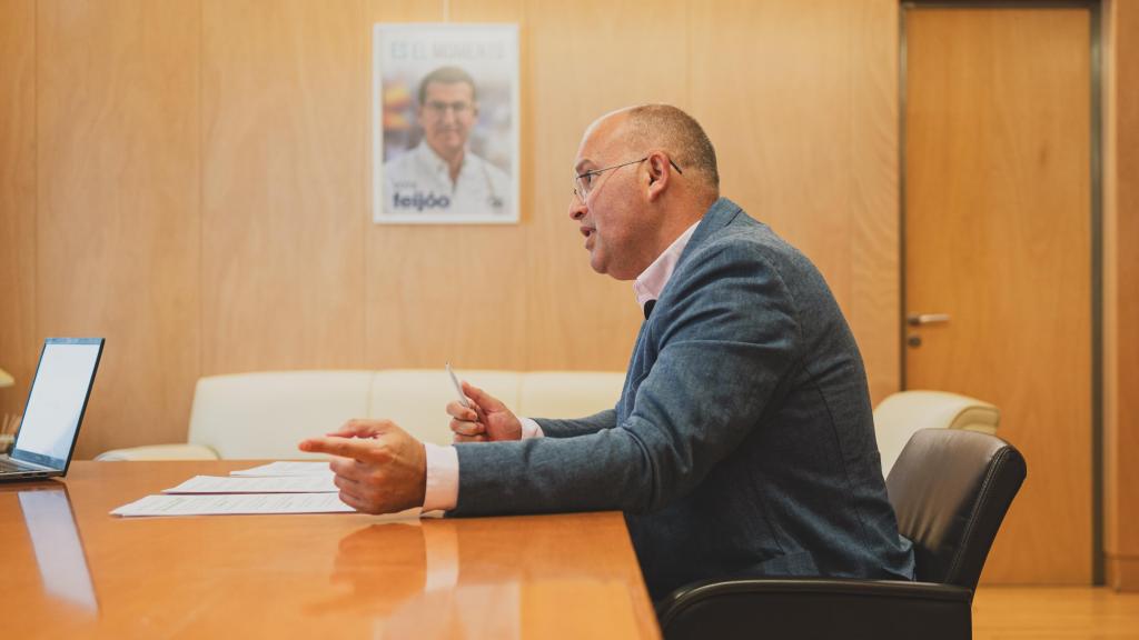 El portavoz del PP en el Congreso, Miguel Tellado, atiende a EL ESPAÑOL en su despacho.