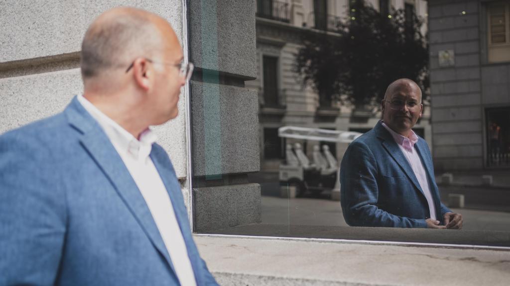 Miguel Tellado, portavoz parlamentario del PP, entrevistado por EL ESPAÑOL, observa su reflejo en las ventanas del Congreso.
