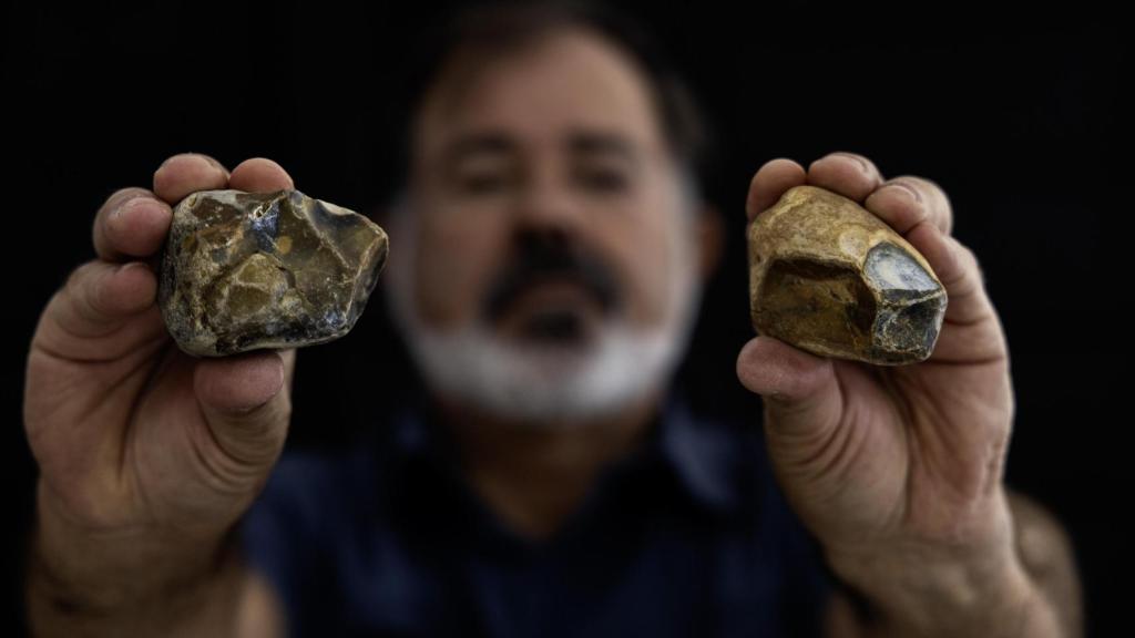 El fotógrafo Juan María Álvarez muestra unos núcleos tallados del Paleolítico. Piedras talladas del Paleolítico, como puntas musterienses, raederas o denticulados, además de moluscos y restos óseos de animales del período Holoceno, son algunos de los cientos de vestigios prehistóricos que un vecino de Málaga ha hallado casualmente en unos montículos de arena depositada en la playa Sacaba.