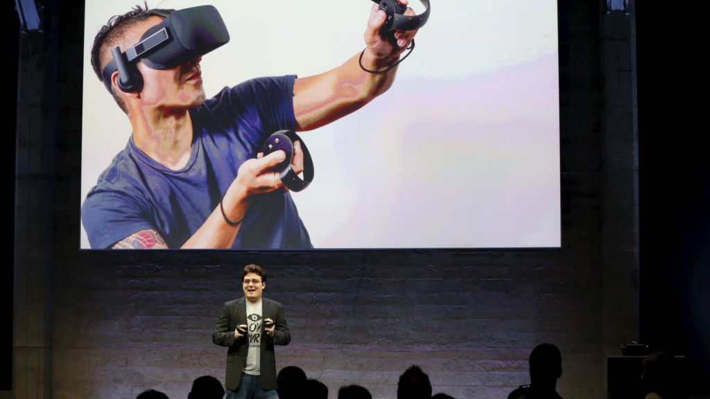 Palmer Luckey durante una presentación de sus gafas VR