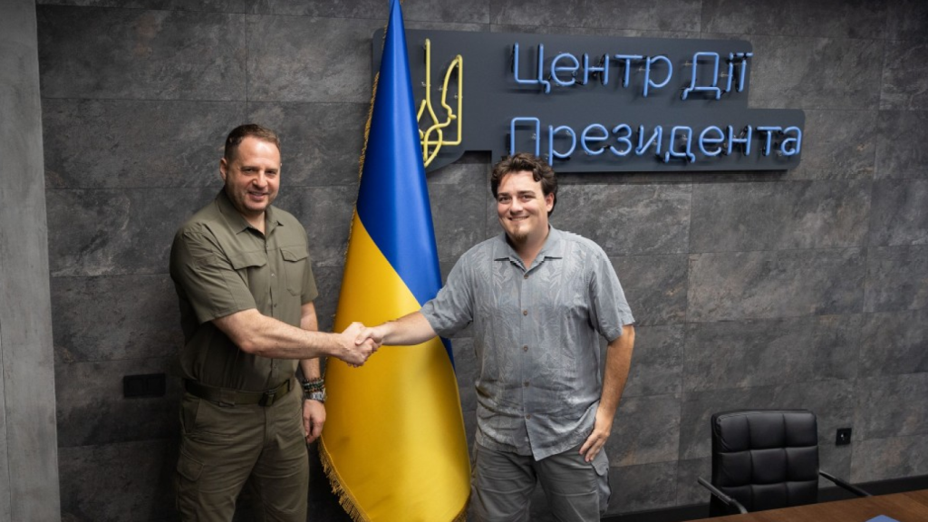 Andriy Yermak, jefe de la Oficina Presidencial de Ucrania, junto a Palmar Luckey en agosto de 2022