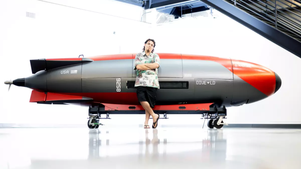 Luckey junto a un submarino Dive-LD