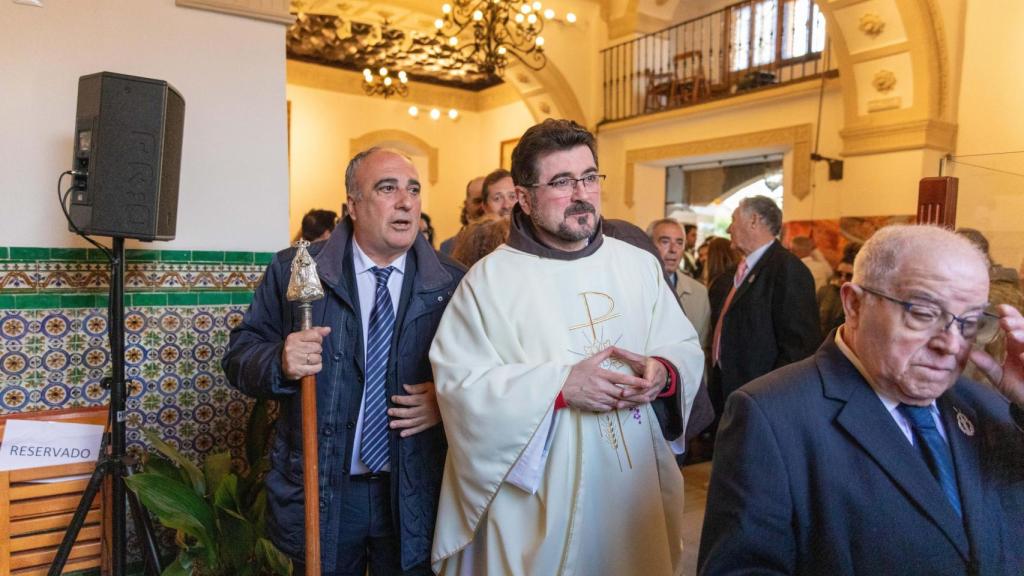 Juan José Gómez Fernández, actual presidente de la Cofradía de la Virgen de Valle, detrás de fray Víctor Manuel Alcalde.
