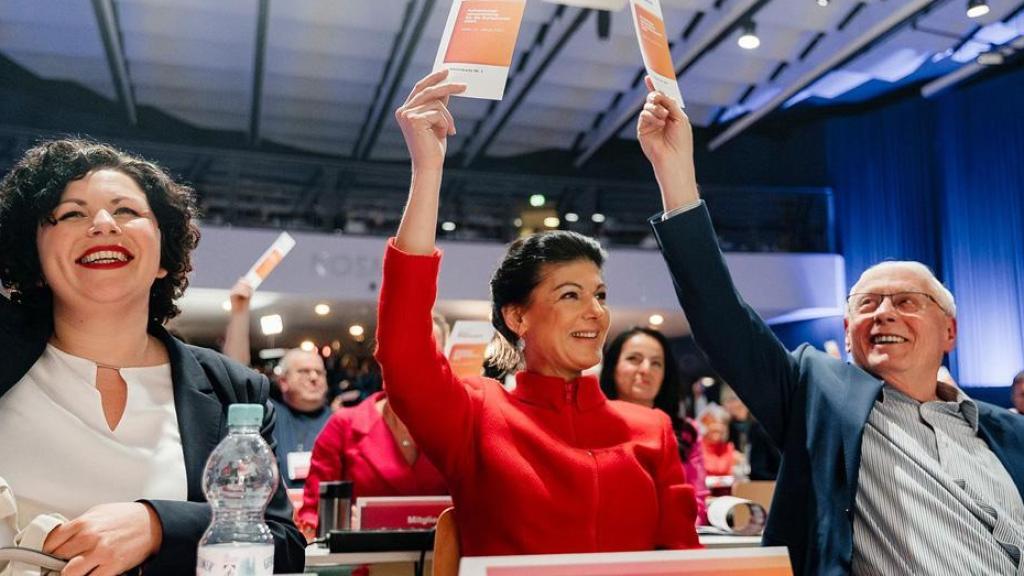 Primera conferencia del partido BSW en el Kosmos de Berlín con la líder del BSW Sahra Wagenknecht (centro) y su marido Oskar Lafontaine (d).