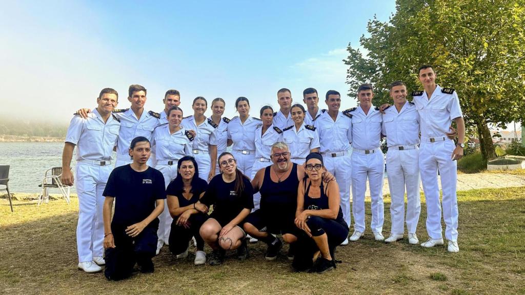 La princesa Leonor (5i, detrás) posa durante su asistencia a una comida con compañeros de promoción, este sábado en la localidad pontevedresa de Marín.