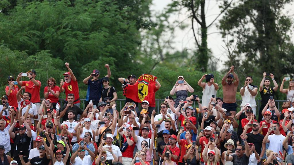Los aficionados italianos llenan las gradas del circuito de Monza.