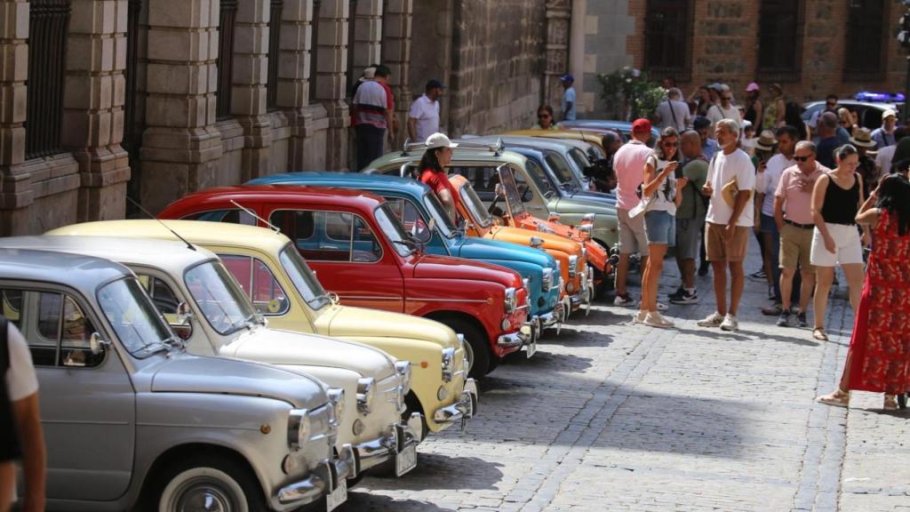 Vehículos Seat 600 en la plaza del Ayuntamiento de Toledo.