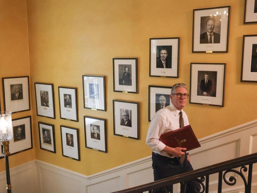 El primer ministro británico, Keir Starmer, en la residencia gubernamental del 10 de Downing Street junto a los retratos de algunos de sus predecesores en el cargo.