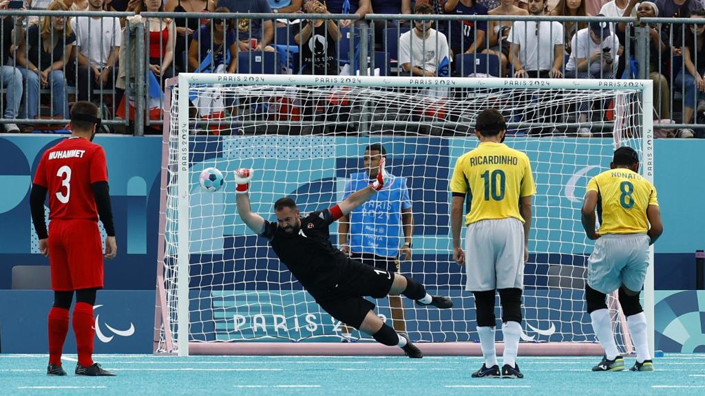 Raimundo Nonato marca el primer gol de Brasil contra Turquía.