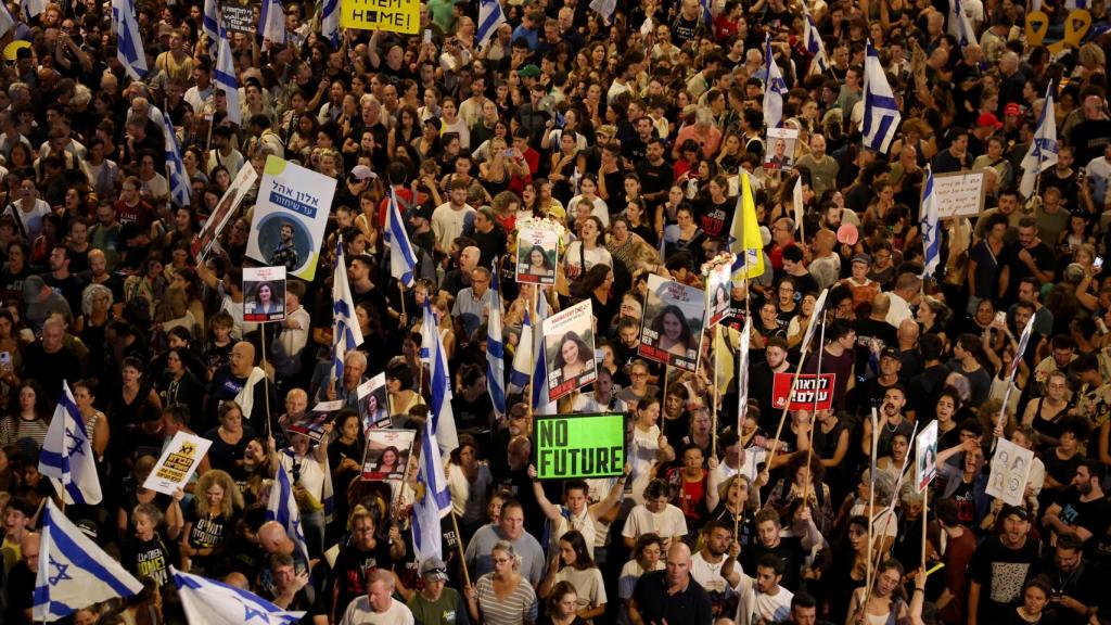 Manifestantes se congregan frente al Ministerio de Defensa de Israel en contra el gobierno de Netanyahu y para mostrar apoyo a los rehenes secuestrados por Hamás el 7 de octubre.