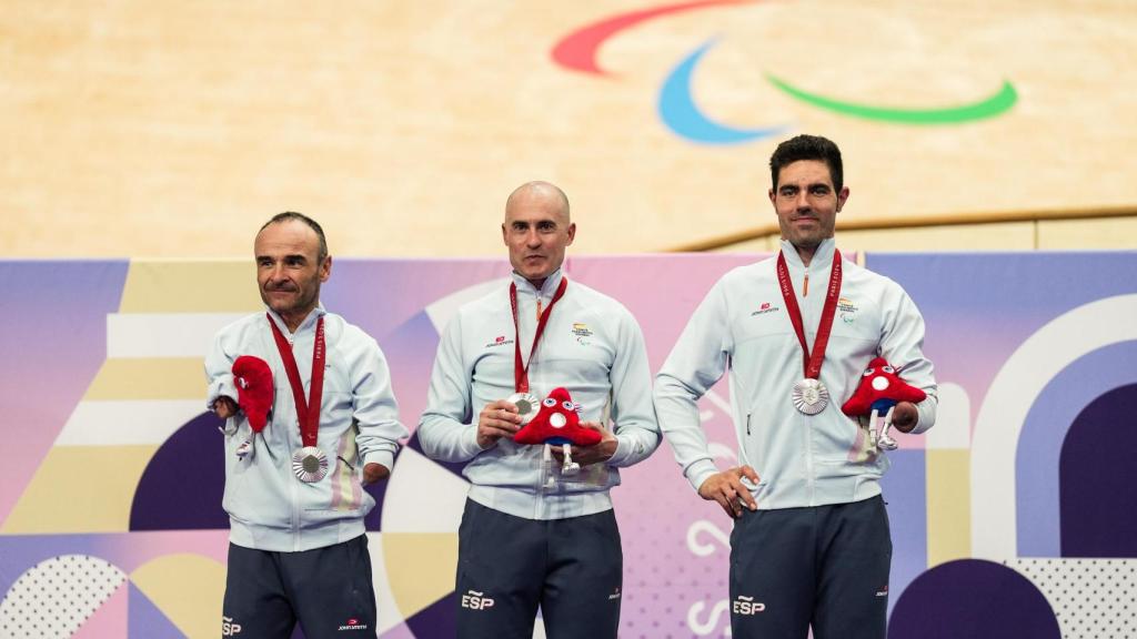 Ricardo Ten, Alfonso Cabello y Pablo Jaramillo posan con la medalla de plata.