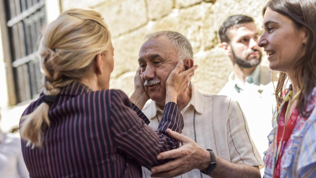 La vicepresidenta del Gobierno y ministra de Trabajo y Economía Social, Yolanda Díaz (i), y el secretario general de UGT, Pepe Álvarez.