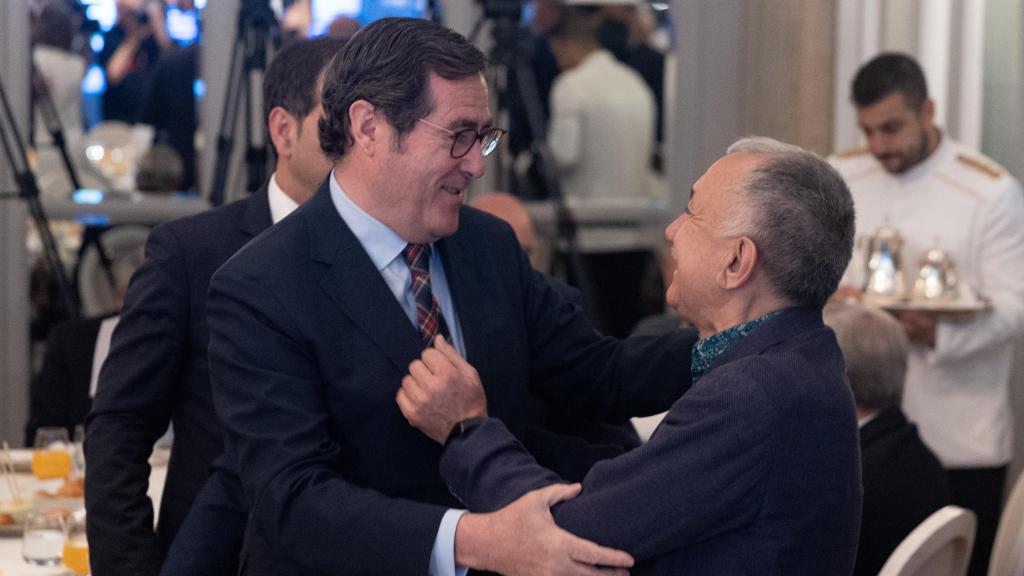 El presidente de la CEOE, Antonio Garamendi (i) y el secretario general de UGT, Pepe Álvarez (d).