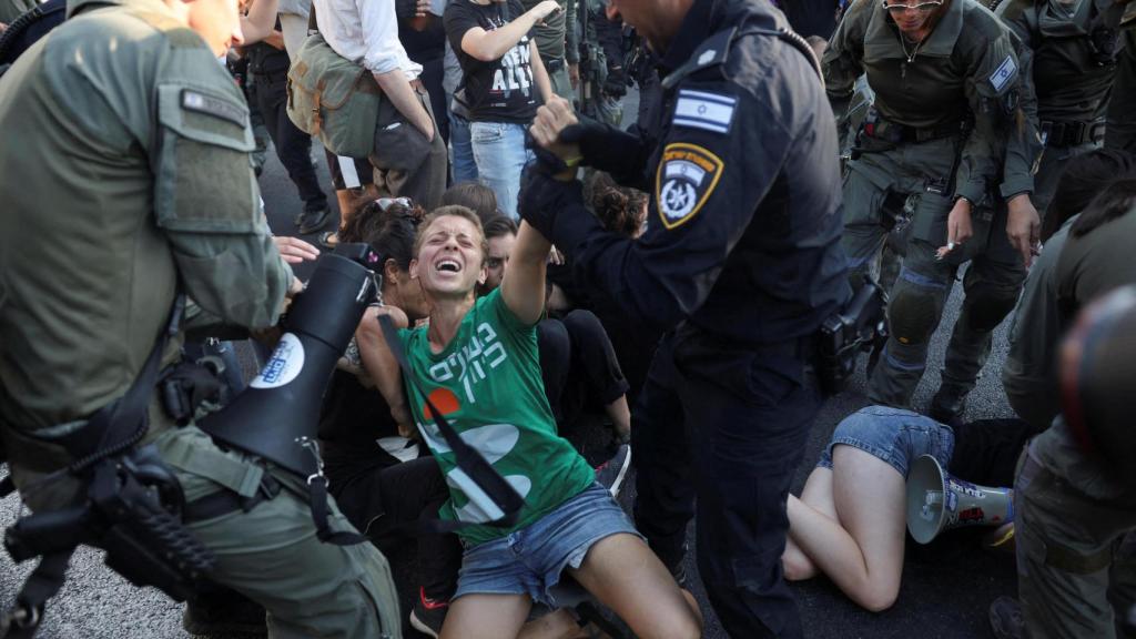 La gente asiste a una manifestación para pedir el regreso inmediato de los rehenes retenidos en Gaza, frente a la oficina del Primer Ministro en Jerusalén.